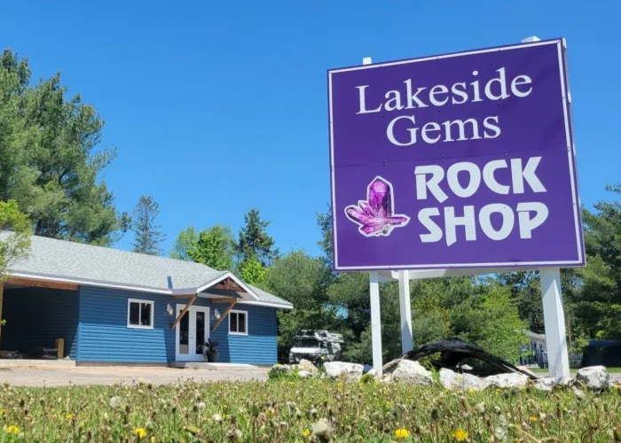 Sign for Lakeside Gems store